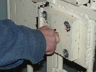 Poszukiwany 27-latek wpadł, kradnąc alkohol