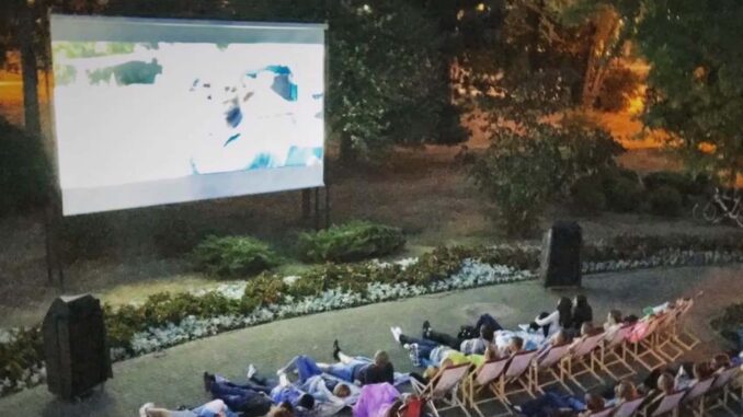 Nieme kino z muzyką na żywo w Parku Oborskich. W roli głównej "Brzdąc"