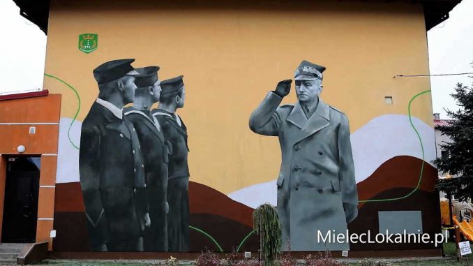 Efektowny mural generała w Tuszowie Narodowym