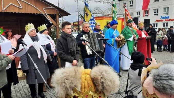Orszak Trzech Króli w Przecławiu i wspólne kolędowanie po... ukraińsku