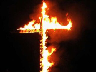 Podpalenie krzyża w Lesie Piątkowskim [ZDJĘCIA]