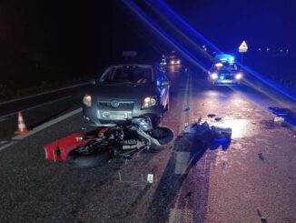 Wypadek na obwodnicy Mielca z udziałem dwóch osobówek i motocykla
