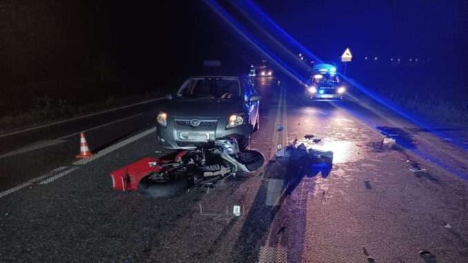 Wypadek na obwodnicy Mielca z udziałem dwóch osobówek i motocykla